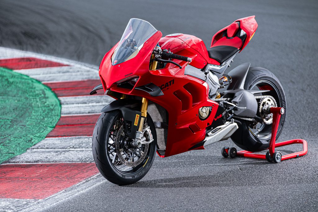 DIABLO-Supercorsa-SC-V4-ambience-1-1024x683