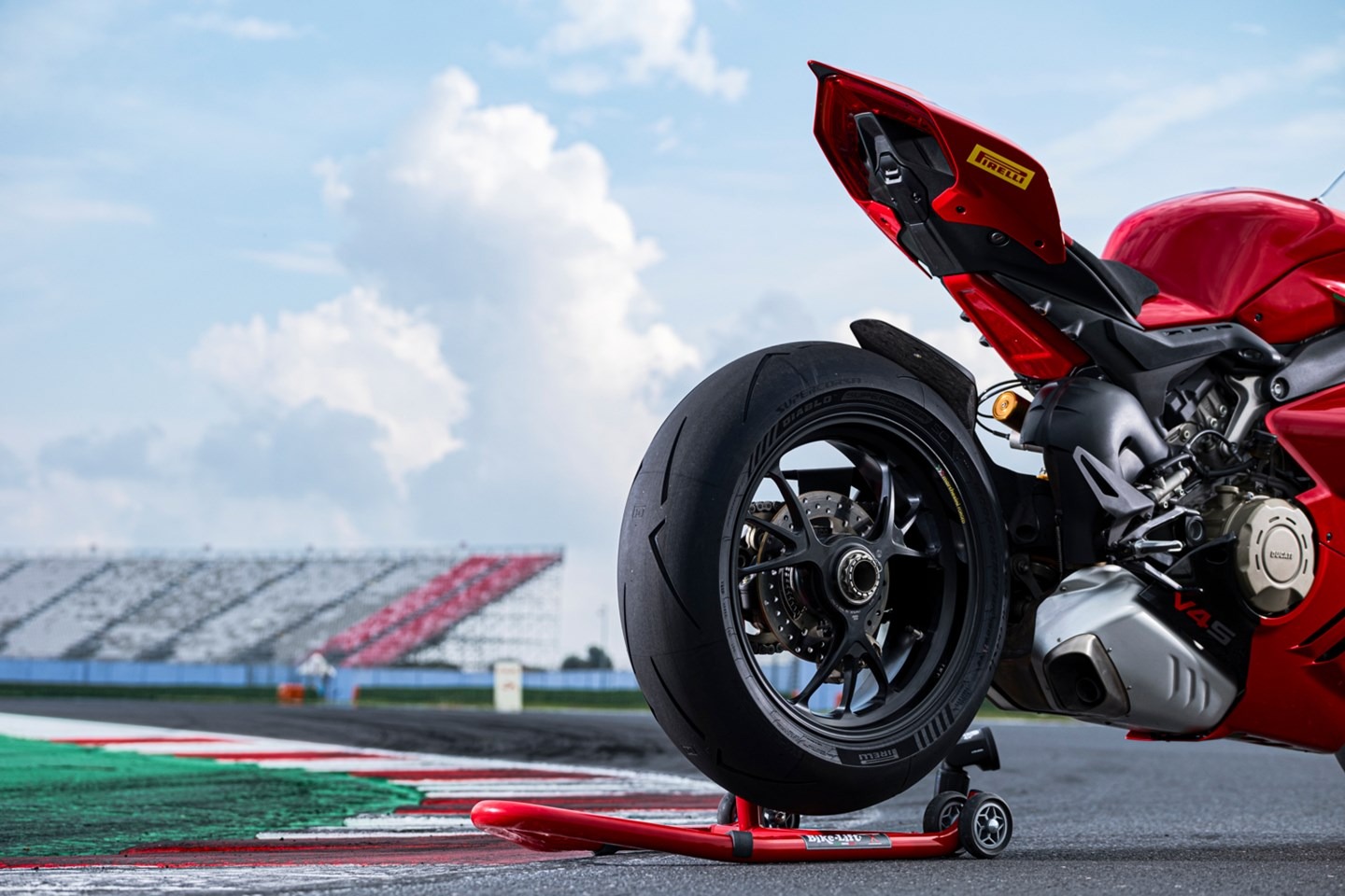 pirelli-diablo-supercorsa-v4-02